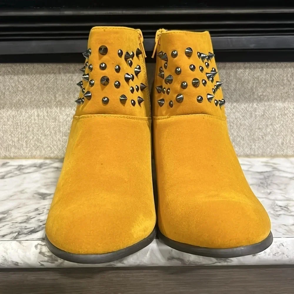 Qupid Priority 46 Women’s Mustard Velvet Spiked and Studded Ankle Boots 10 NIB - Picture 2 of 9
